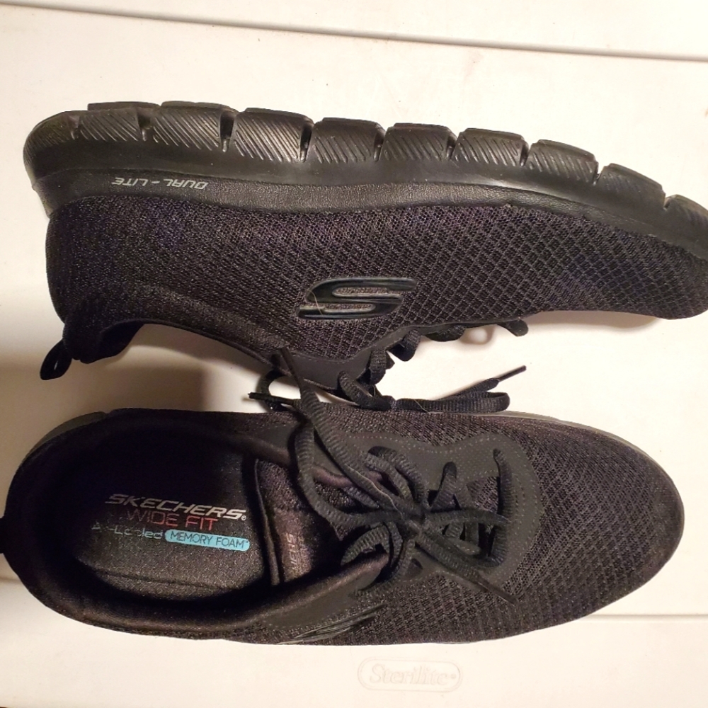 *Sketchers* sneakers